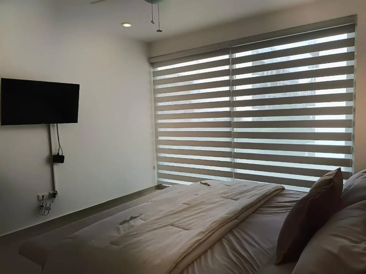 One Bedroom, Great Location Steps From The Beachh, Beautiful Roof Top View Playa del Carmen