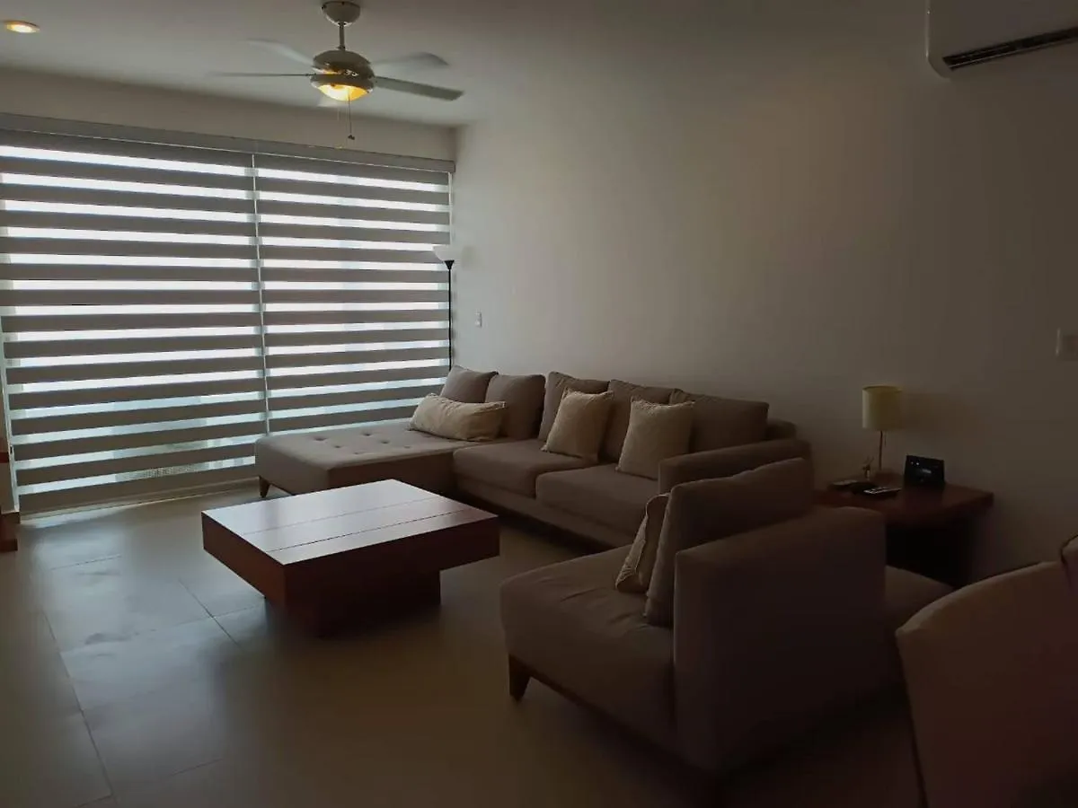 Apartment One Bedroom, Great Location Steps From The Beachh, Beautiful Roof Top View Playa del Carmen