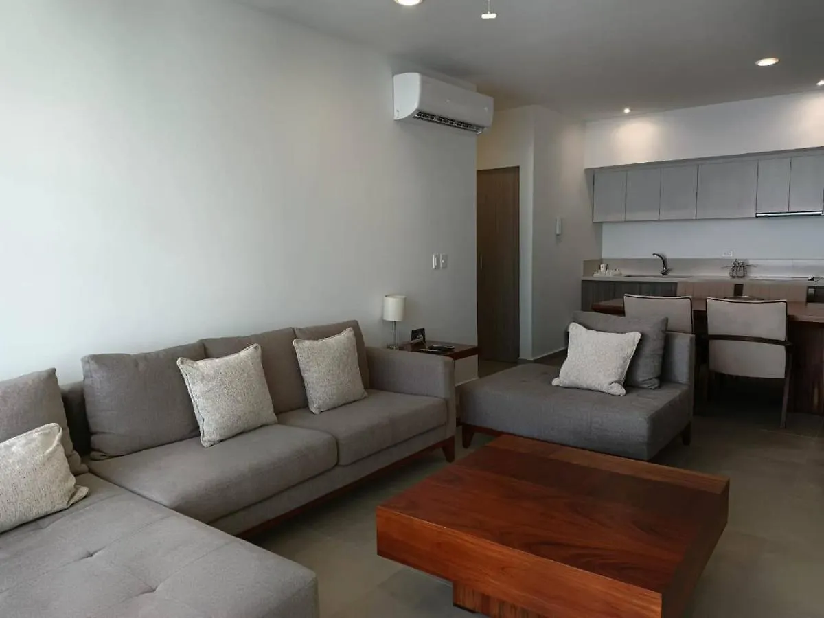 Apartment One Bedroom, Great Location Steps From The Beachh, Beautiful Roof Top View Playa del Carmen