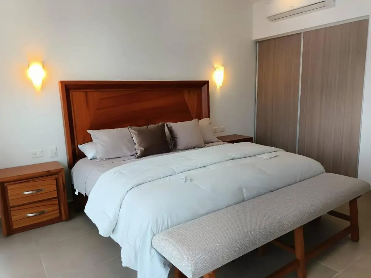 One Bedroom, Great Location Steps From The Beachh, Beautiful Roof Top View Playa del Carmen Apartment